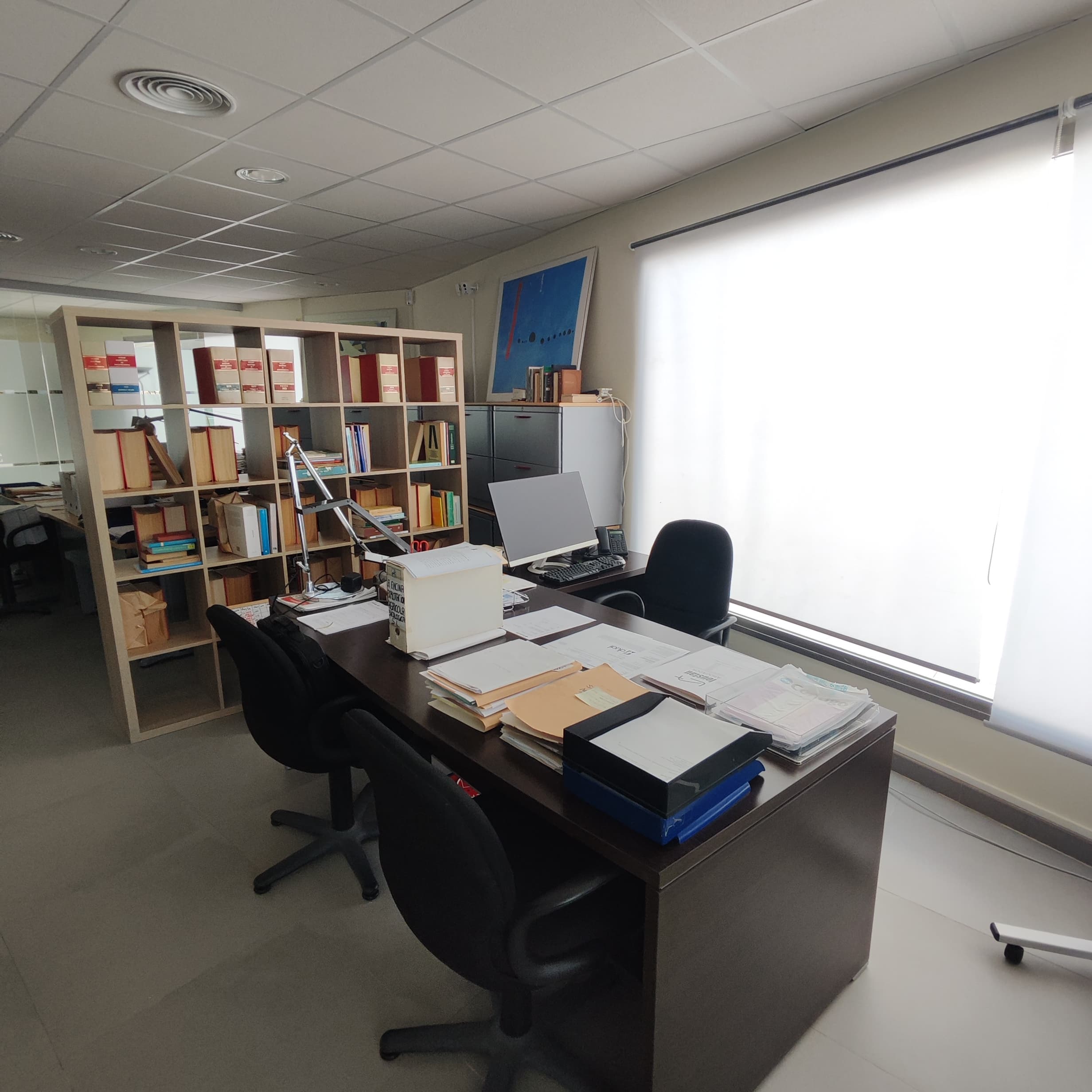 Despacho individual con biblioteca y mesa de trabajo