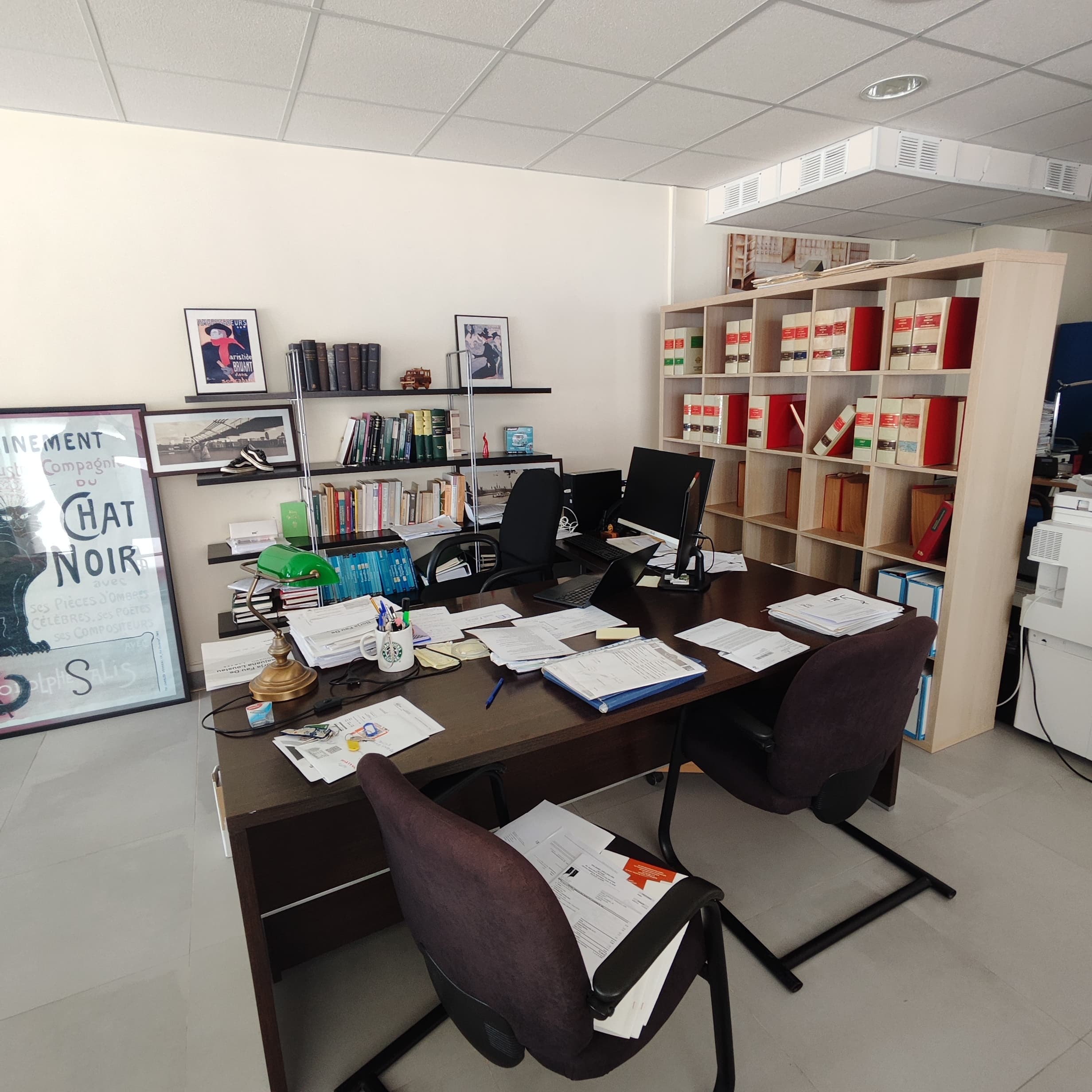 Despacho de trabajo con mesa principal y archivadores