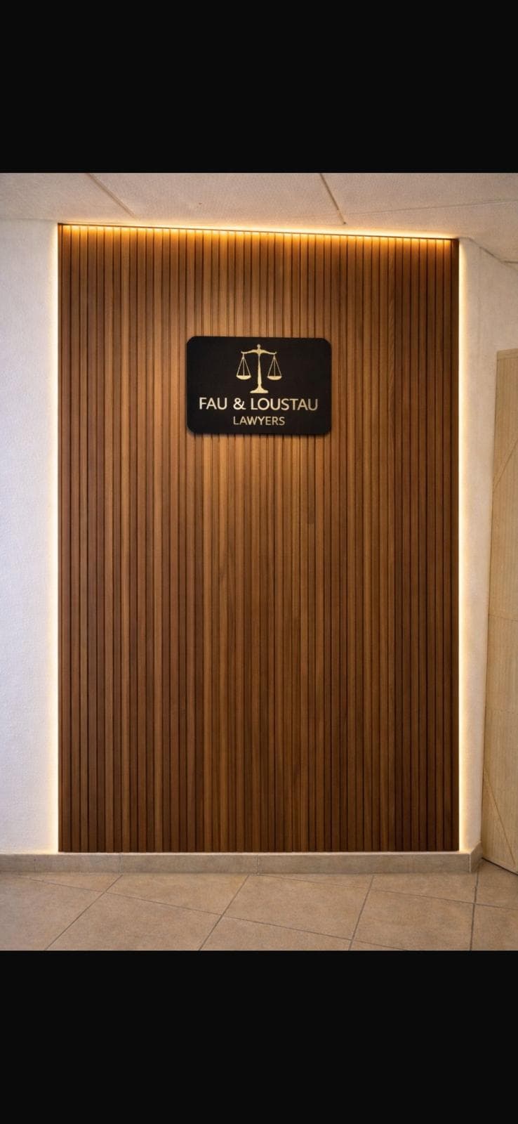 Entrada del despacho Fau & Loustau Abogados en el Centro de Negocios Montemar, Mojácar