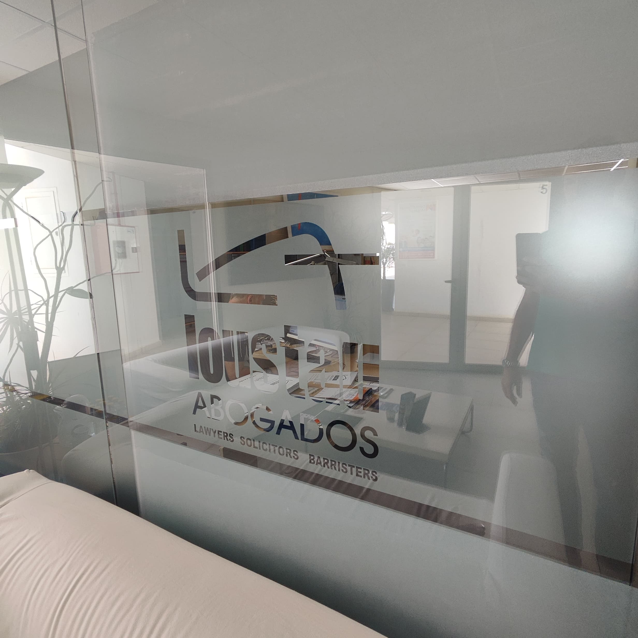 Logo de Loustau Abogados grabado en cristal