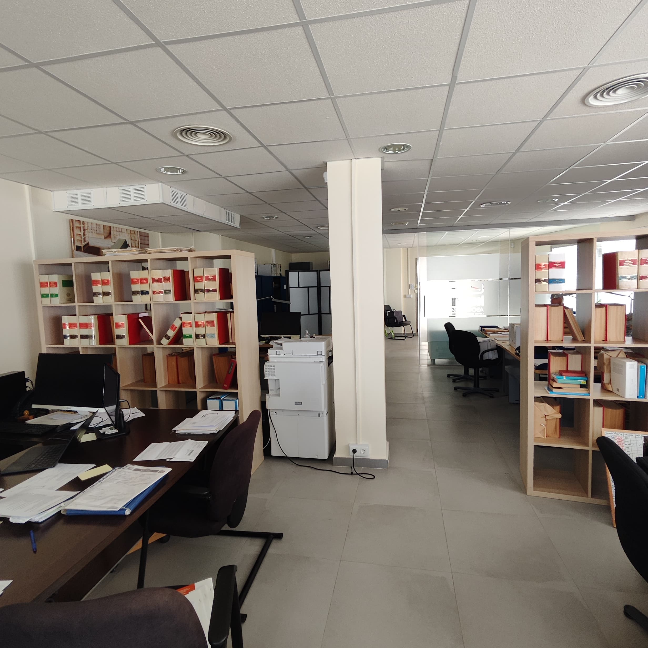 Oficina principal de Fau & Loustau Abogados con archivadores y zona de trabajo