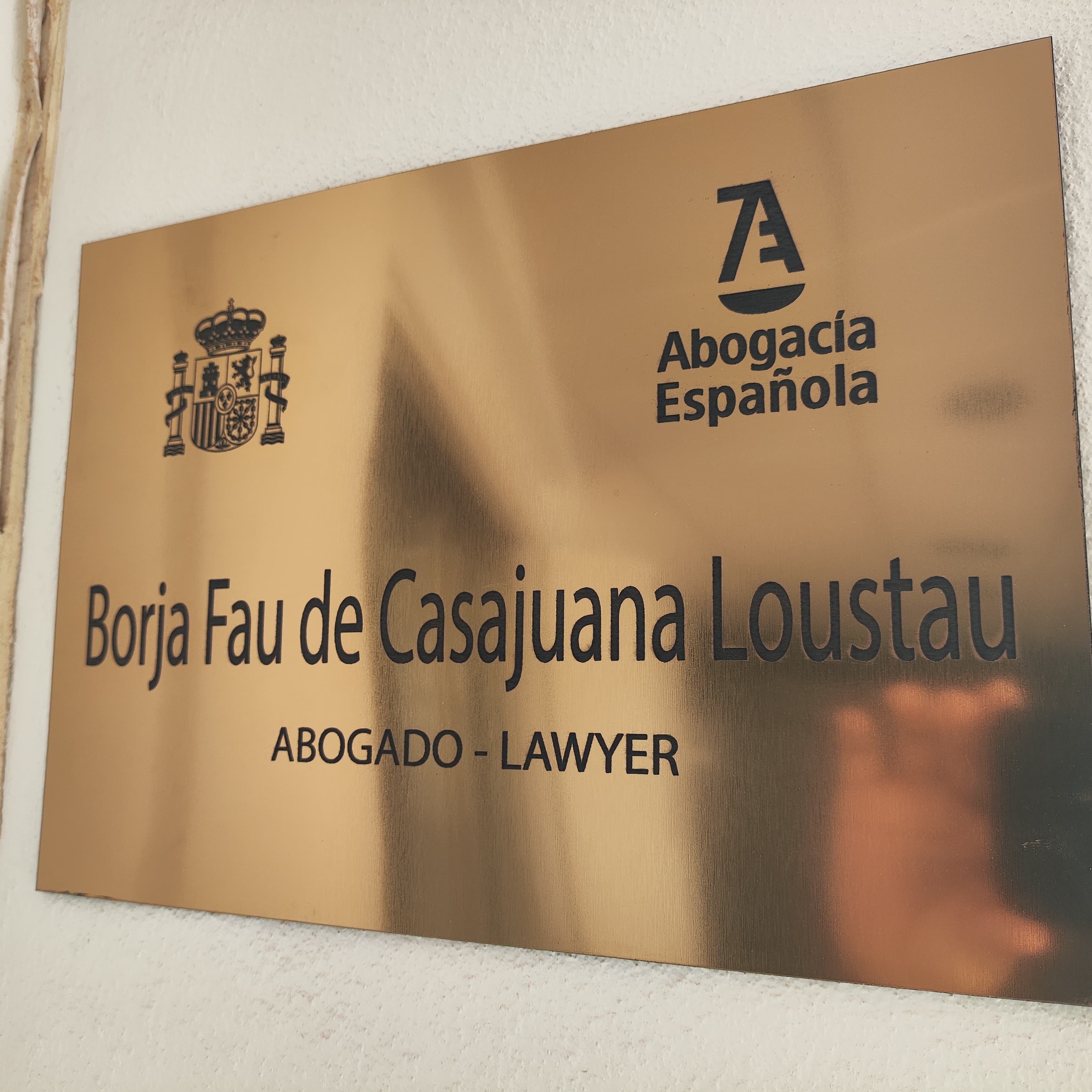 Placa profesional de Borja Fau de Casajuana Loustau, abogado colegiado