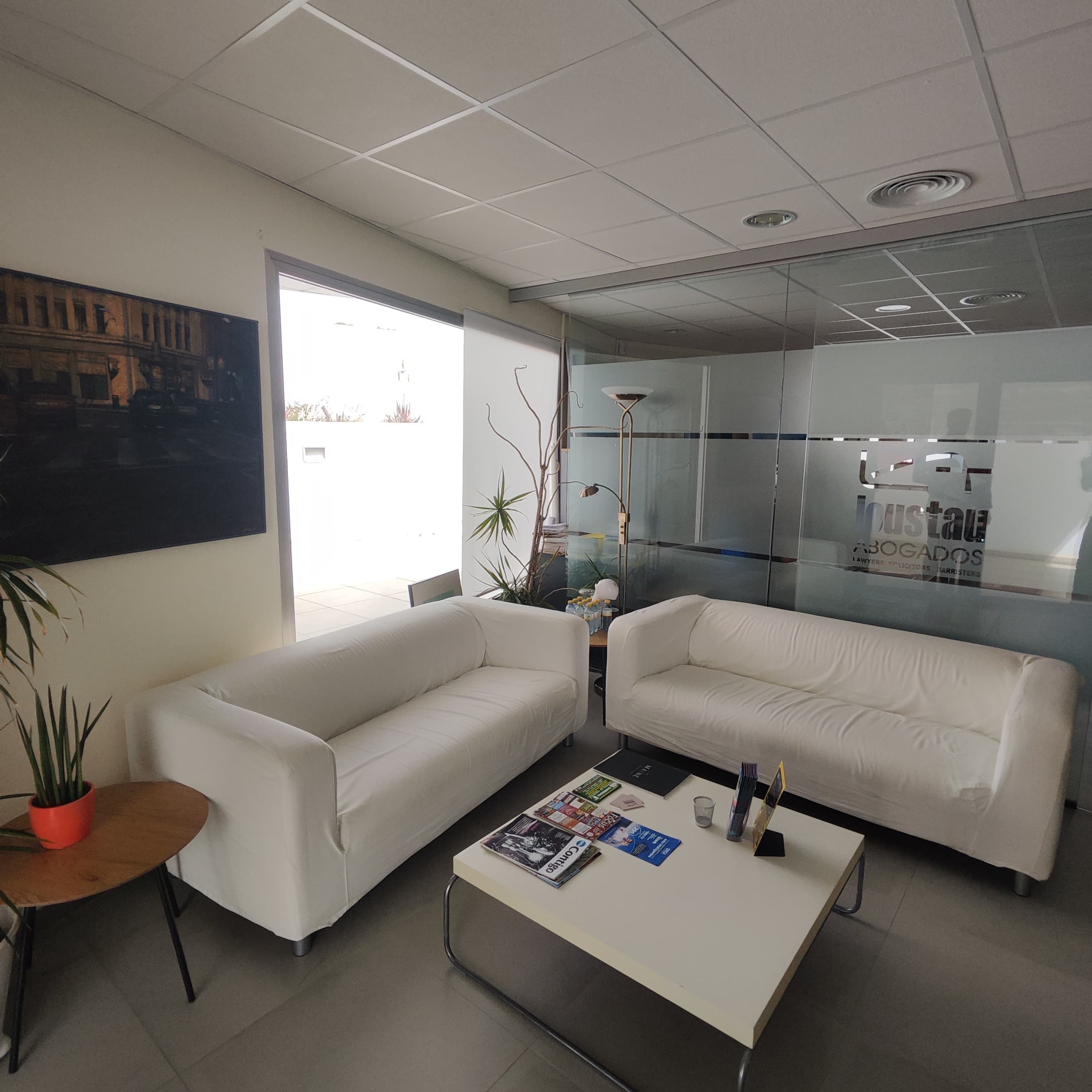 Sala de espera del despacho con luz natural